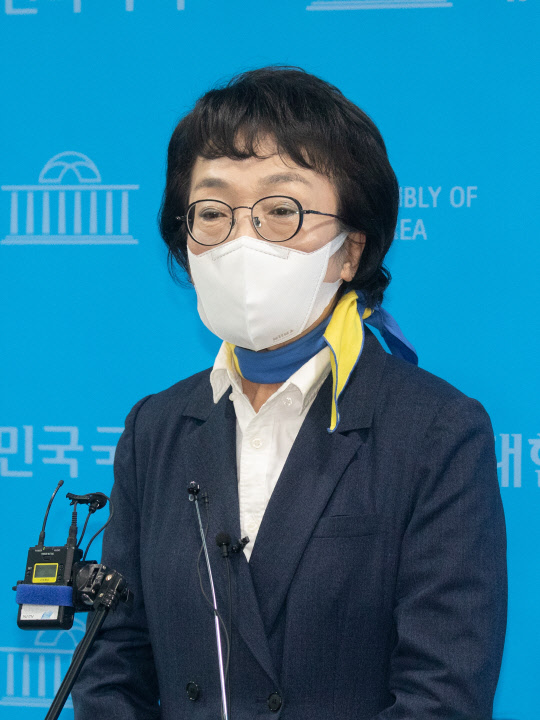 김진애 열린민주당 서울시장 후보가 2일 서울 여의도 국회 소통관에서 서울시장 후보 단일화 관련 기자회견을 마친 뒤 취재진의 질문에 답변하는 모습. 연합뉴스.